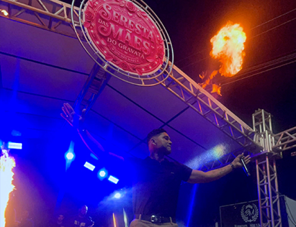 EMOÇÃO E ROMANTISMO: ERICK REYS EMBALA DIA DAS MÃES EM SHOW NO GRAVATÁ, EM CAMAÇARI CAMAÇARI - noticia